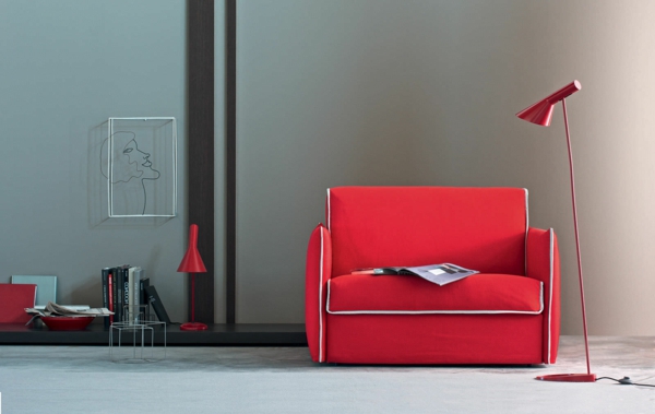 moderne-ausziehbare-sessel-in-rot-eine stehende lampe daneben