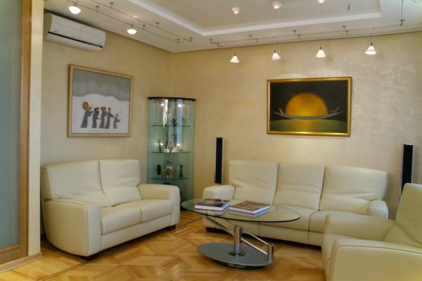 moderne-beleuchtungsideen-für-wohnzimmer- schönes bild über dem sofa