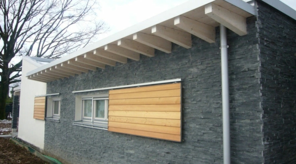 moderne-fassade-für-häuser-auf-einer-etage- weiße überdachung