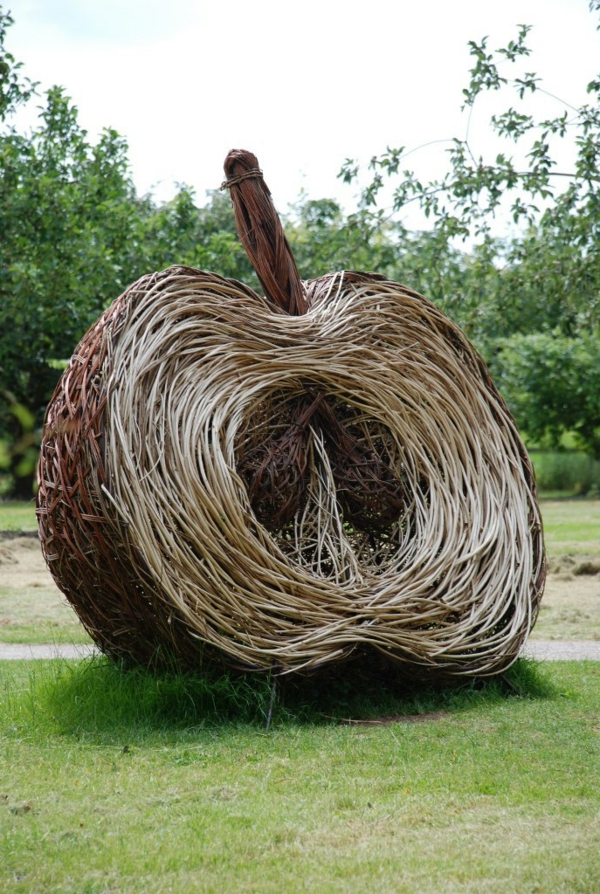 moderne-gartenskulpturen-Apfel