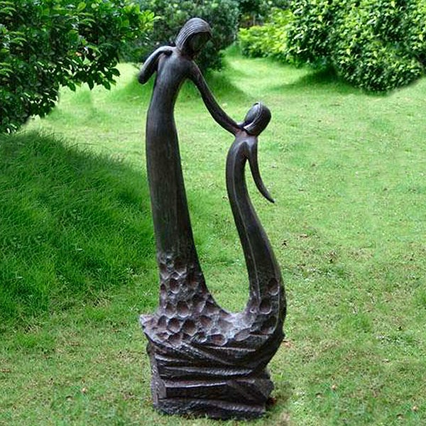 moderne-gartenskulpturen-liebe-der-muter