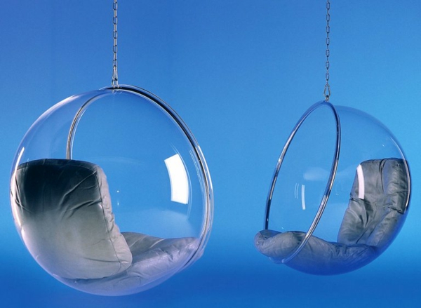 moderne-kugelformige-hängesessel-aus-glas