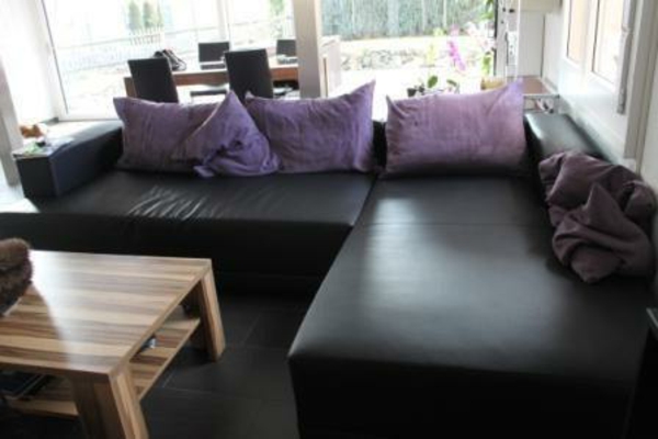 moderne-sofa-bezüge-lila-kissen-kleines wohnzimmer