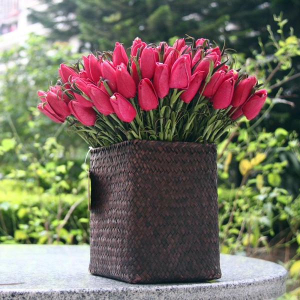 modernes-modell-von-rattan-vasen- rosige tulpen