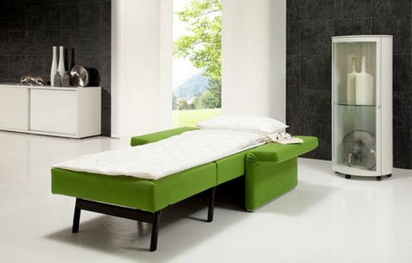 modernes-schlafsessel-design-in-grün-weiße vorhänge dahinter