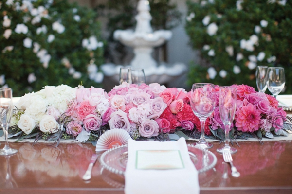 ombre-Tischgestecke-für-Hochzeit-blumendekoration-rosa-weiß-lila