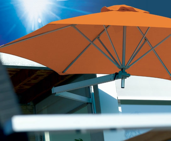 orange-sonenschirm-sonnenschirmständer- für-balkon-hintergrund in blau