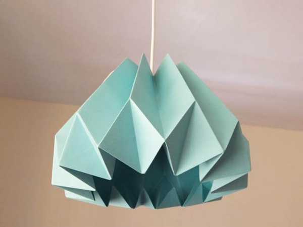 origami-lampenschirm-grün-hängt-im-wohnzimmer