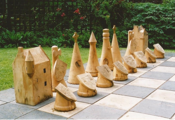 outdoor-schach-selbstgemachte-figuren