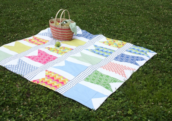 picknick-decke-zärtlicher-look und bunte farben