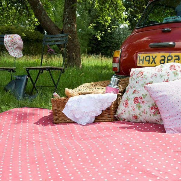 picknickdecke-sehr-schönes-modell- rosig und auf weiße punkte