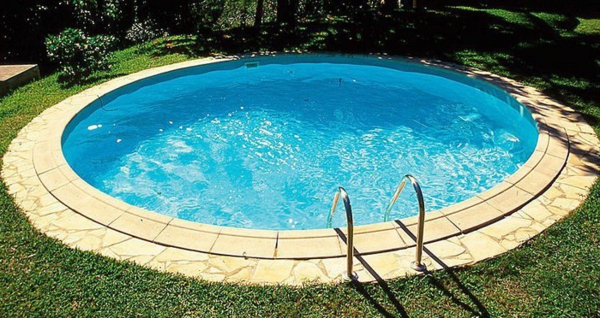pool-einbauen-runde-form- im hinterhof