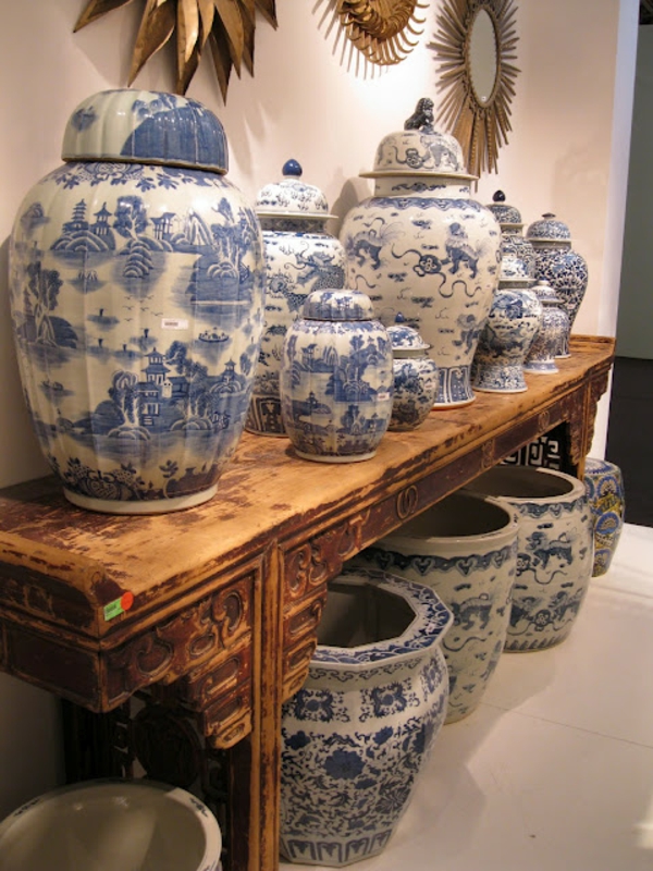 porzellan-in-blau-und-weiß-Collection of blue white Chinese porcelain Ginger Jars Asian Console