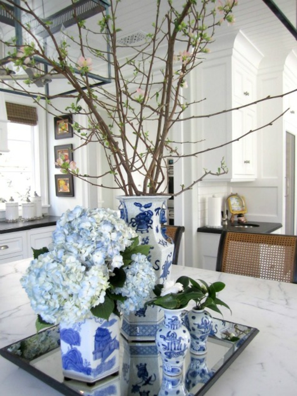 porzellan-in-blau-und-weiß-dekoration-in-der-wohnung