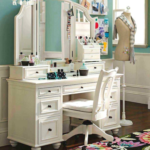 retro-Schminkbüro-in-weißer-farbe-mit-spiegel