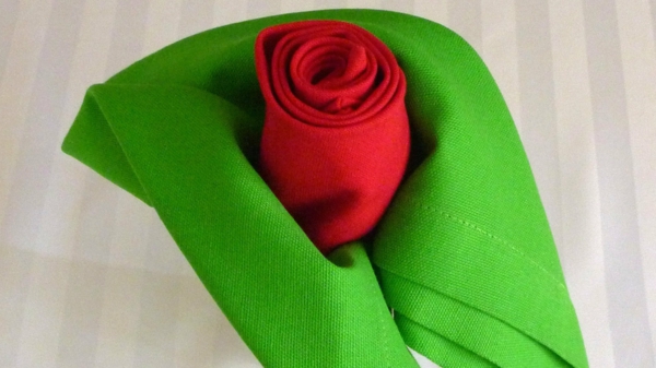 rosen-aus-servietten-falten-super-farben-grün und rot