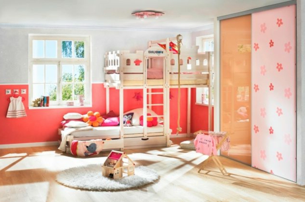 rot-rosa-orange-pastelltöne-farbideen-für-kinderzimmer-holzboden
