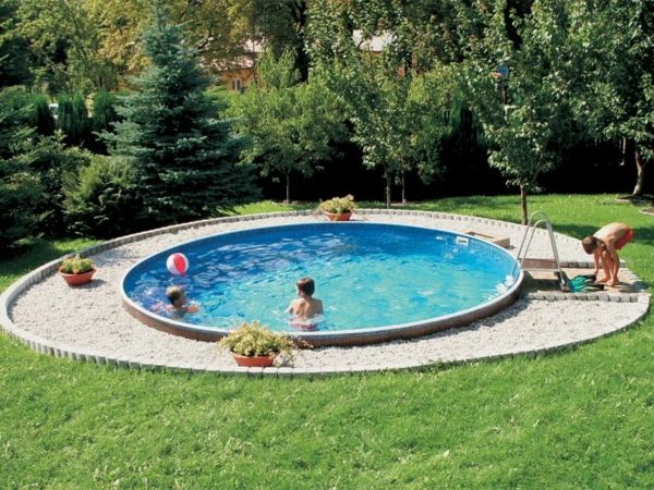 runder-pool-neben-dem-gras-schöne natur umgebung