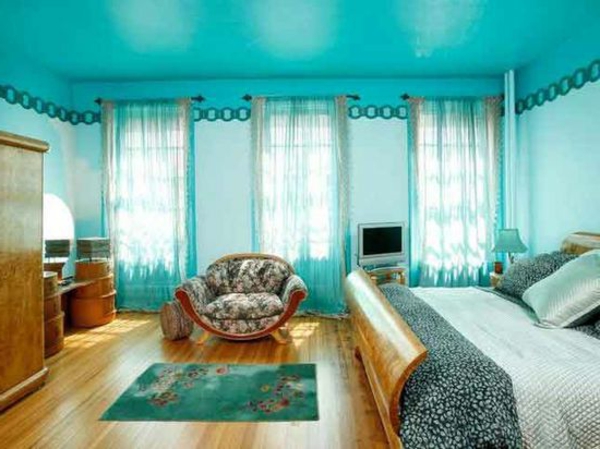 schlafzimmer-ganz-in-turquioise-farbe-streichen-holzmöbel-und-holzboden