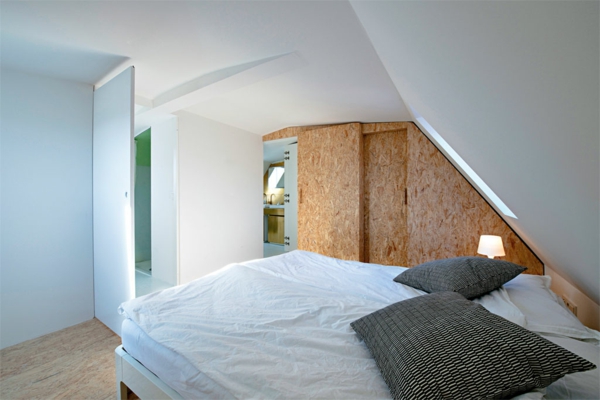 schlafzimmer-im-dachgeschoss-ganz-in-weiß-kork