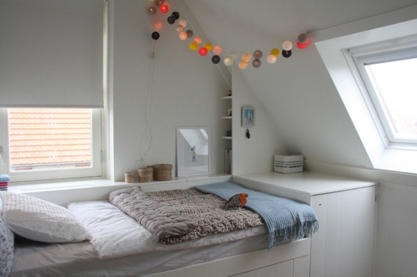 schlafzimmer-in-einer-dachwohnung-skandinavische-betten-hängende leuchten über dem bett