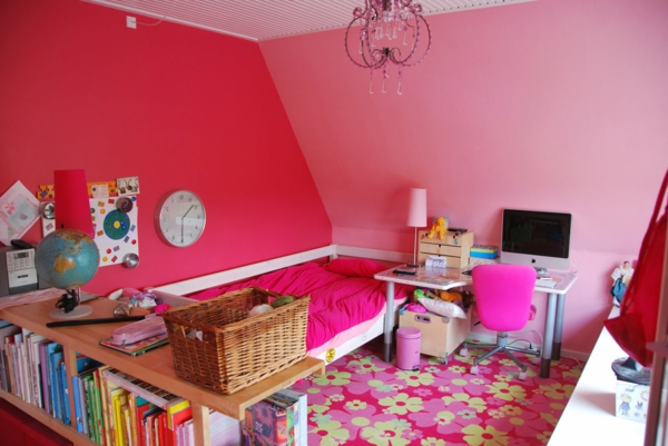 schlafzimmer-pinke-wandfarbe-rosiger rollstuhl