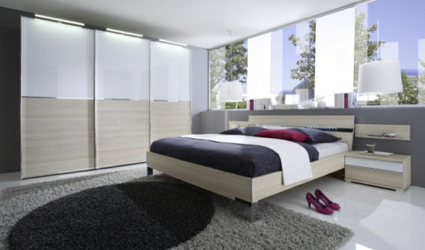 kleiderschranksysteme-fürs-schlafzimmer-in-weiß-und-cremenweiß-