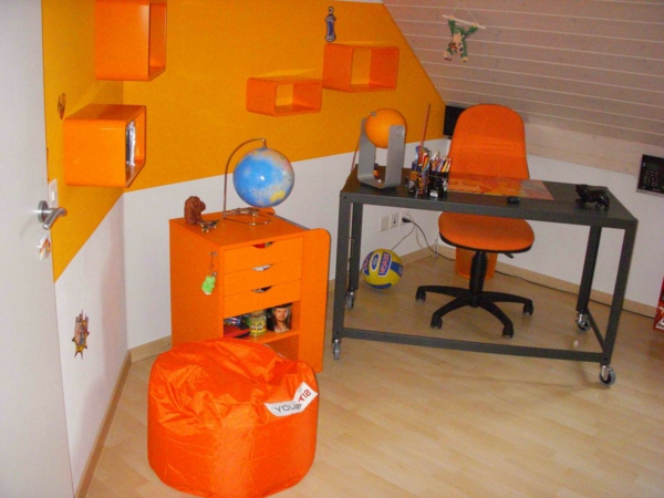 schreibtisch-im-arebitszimmer-energievolle-farbe-orange