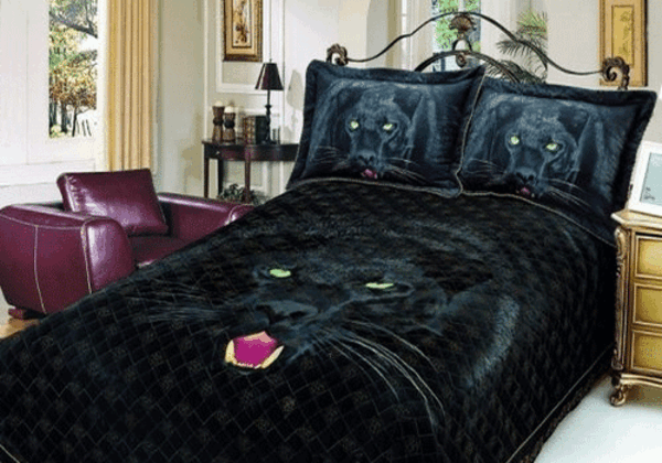 schwarze-bettbezüge- im-schönen-schlafzimmer- mit einem Panter Bemalung
