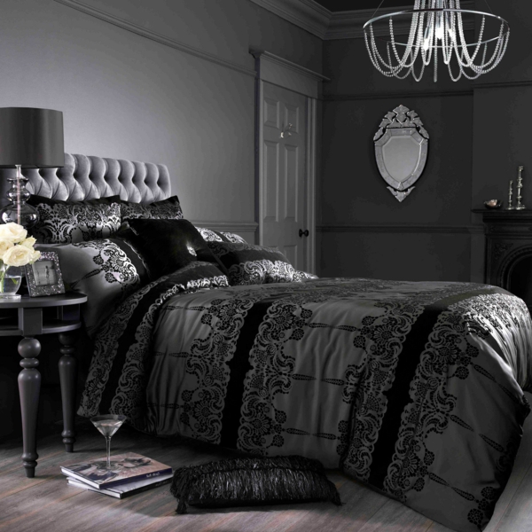 schwarze-bettwäsche-im-aristokratisch-wirkenden-schlafzimmer-luxuriöser kronleuchter