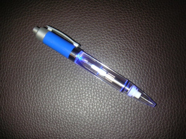 schwarzer-hintergrund-und-blauer-kugelschreiber- foto von oben gemacht