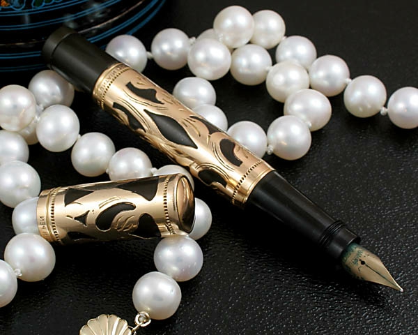 schwarzer-kugelschreiber-und-weiße-perlen-sehr eleganter look