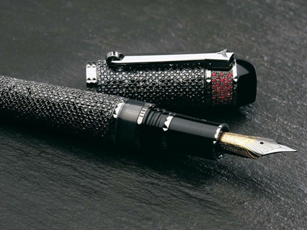 schwarzer-luxuriöser-kugelschreiber- foto von nah nehmen