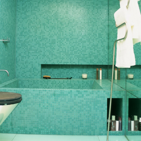 schöne-badezimmer-gestaltung-badewanne-einfliesen-daneben sind tücher in weiß