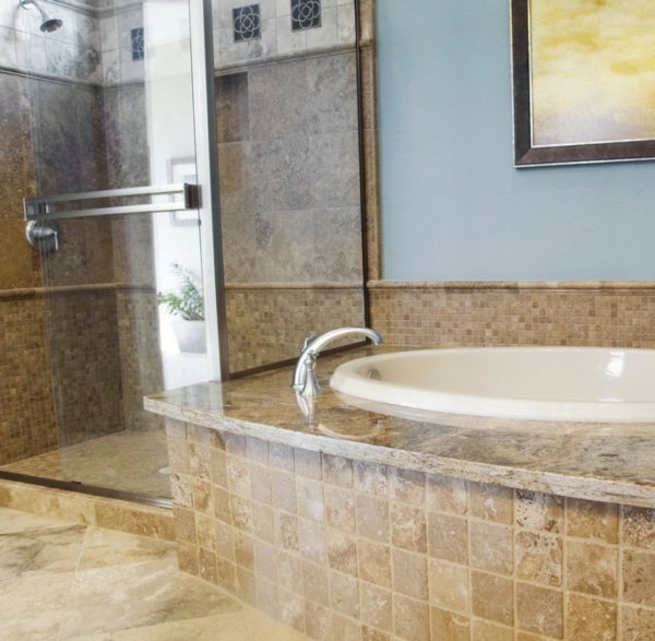 schöne-und-moderne-badewanne-einfliesen-gläserne duschkabine