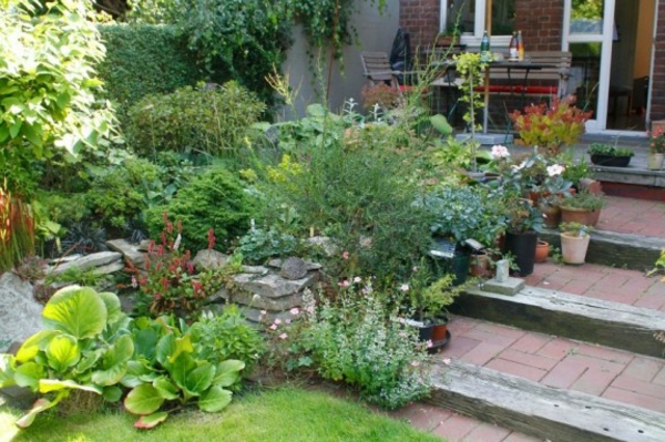 schöner-vorgarten-gartentreppe-selber-bauen- viele grüne pflanzen