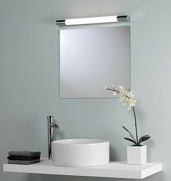 schönes-badezimmer-gestalten-leuchten-für-spiegel-schöne dekoration-orchidee