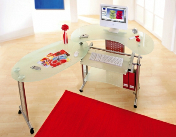 schönes-modell-vom-computertisch-aus-glas- neben einem roten teppich