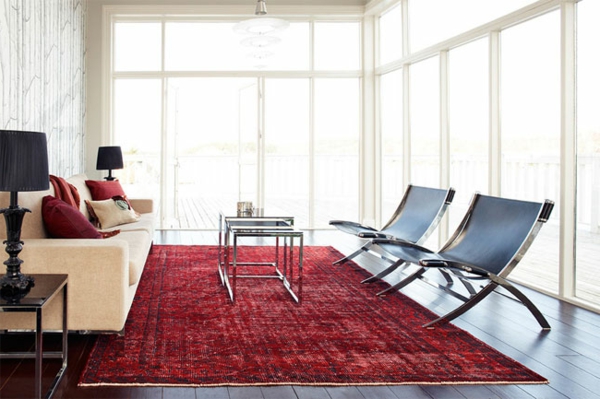 schönes-zimmer-mit-einem-roten-vintage-teppich- und wänden aus glas