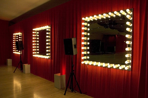 sehr-extravagante-leuchten-für-spiegel-vorhänge in rot dahinter