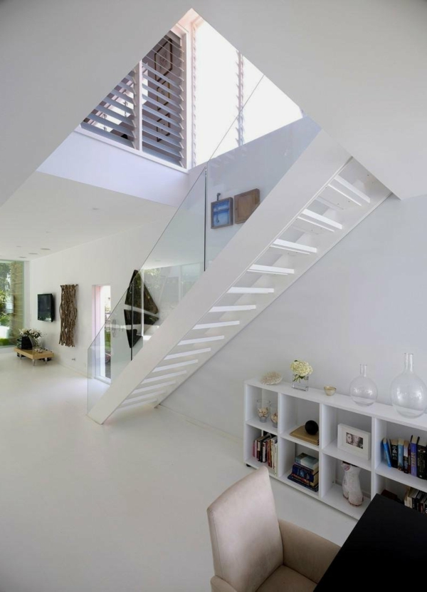sehr-schöne-weiße-treppen in einer minimalistischen wohnung