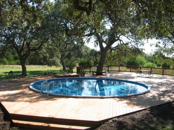 sehr-schöner-runder -pool-umgeben von bäumen