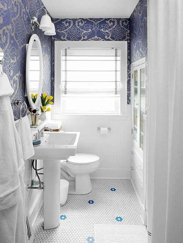 fantastische-silber-blaue-wandtapete-im-badezimmer