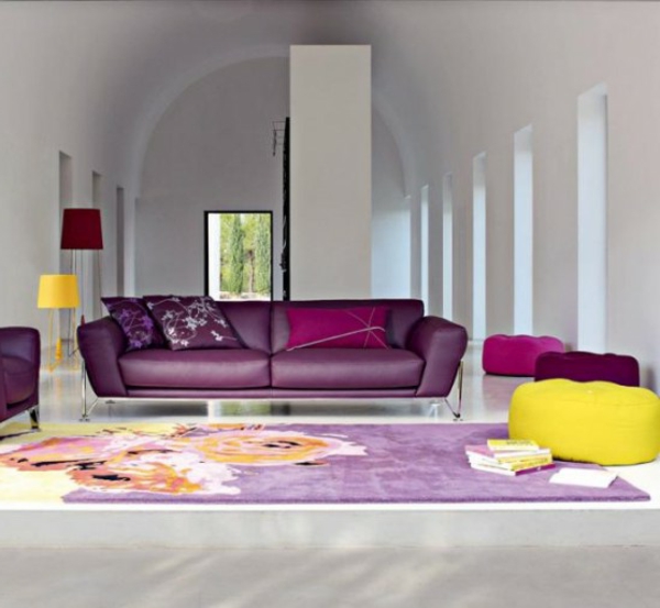 sofakissen-in-lila-für-ein-ultramodernes-sofa-im-großen-zimmer- hohe decke
