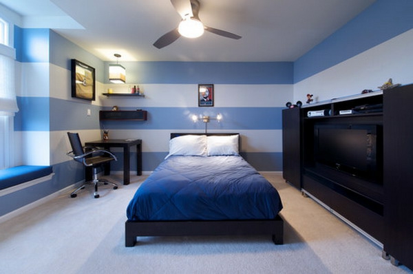 streifentapete-in-blau-schlafzimmer-weiß