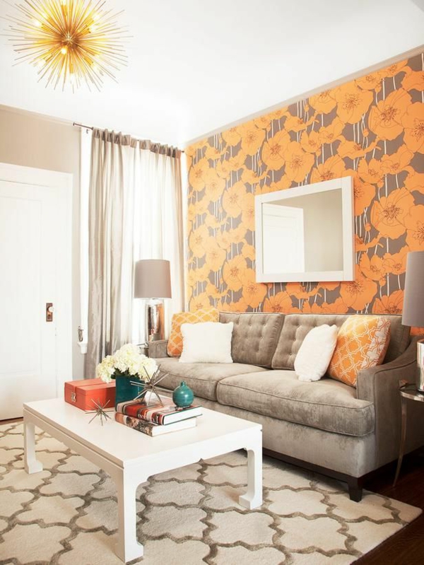 super-schöne-orange-tapete-im-wohnzimmer