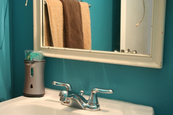 türkis-wandfarbe-im-badezimmer-wandgestaltung-bad-modern