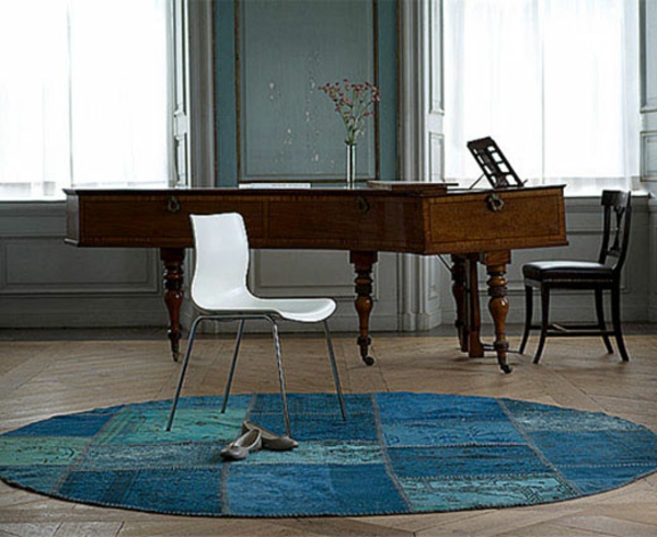 türkische-vintage-teppiche- ein weißer stuhl auf dem teppcih