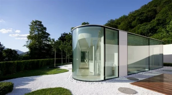 ultramodernes-glashaus in der natur