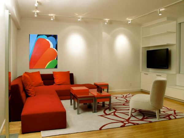 verzaubernde-beleuchtungsideen-für-wohnzimmer-schönes sofa in rot